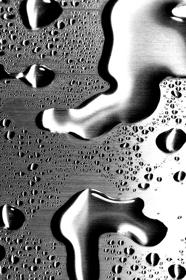 Вода на металлической поверхности обои