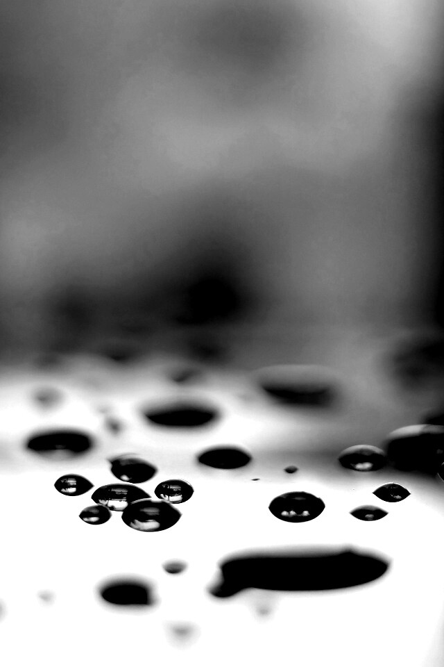 Темные капли на зеркальнйо поверхности обои