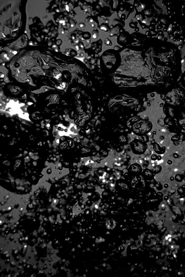 Тёмные пузыри в воде обои