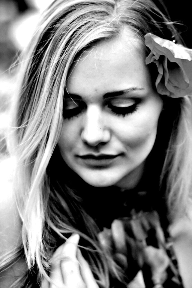 Блондинка в маках обои