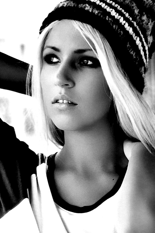 Блондинка в вязанной шапке обои