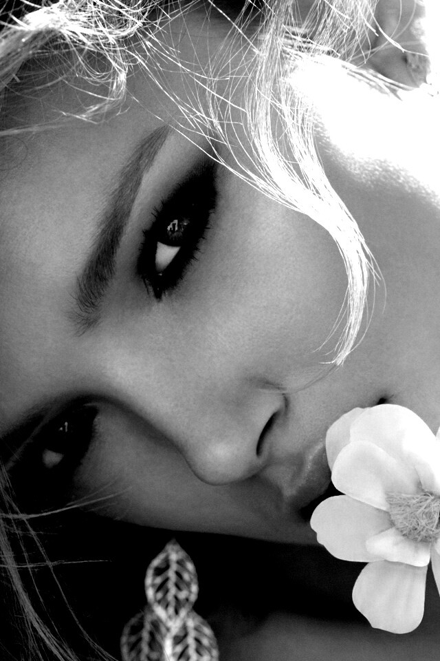 Красавица с белым цветком обои