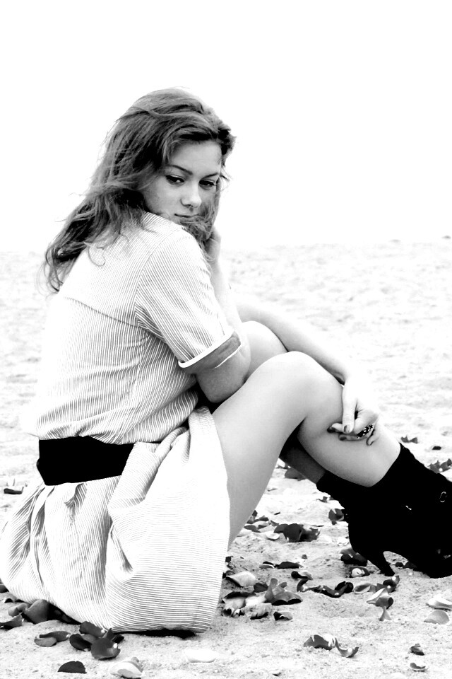 Девушка среди лепестков на пляже обои