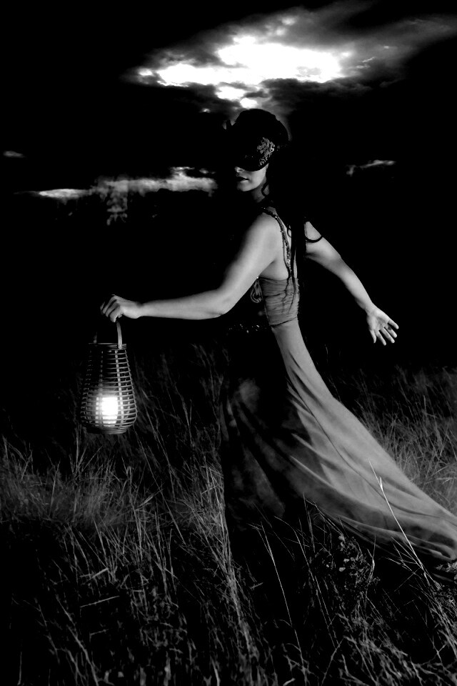 Девушка со свечей обои