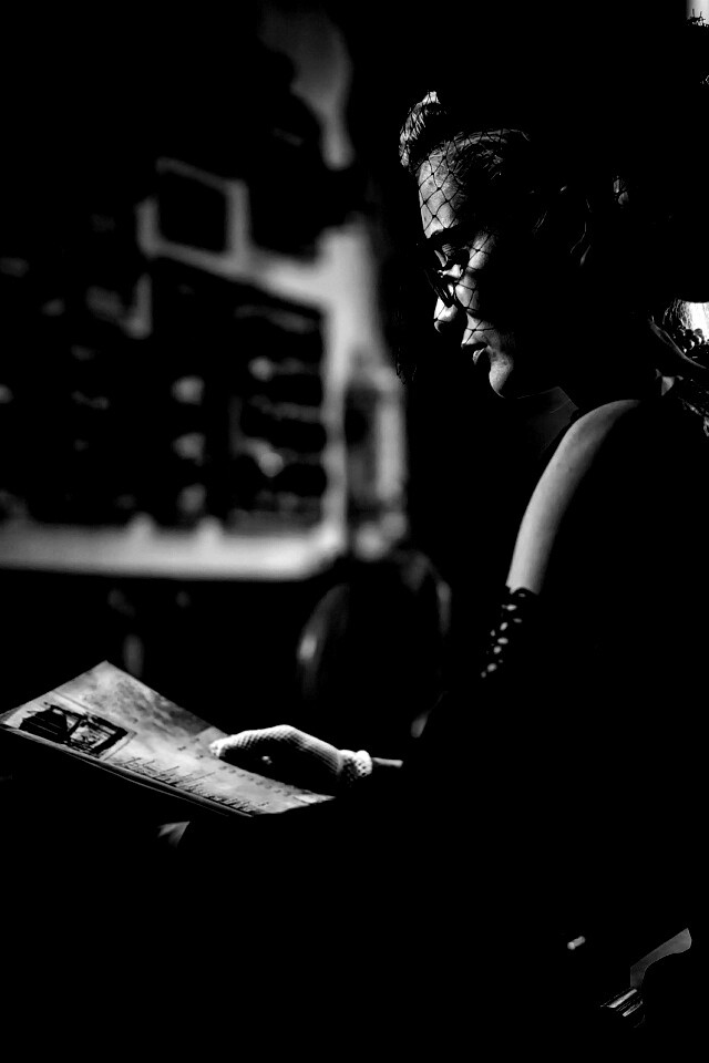 Витажная девушка в кафе обои