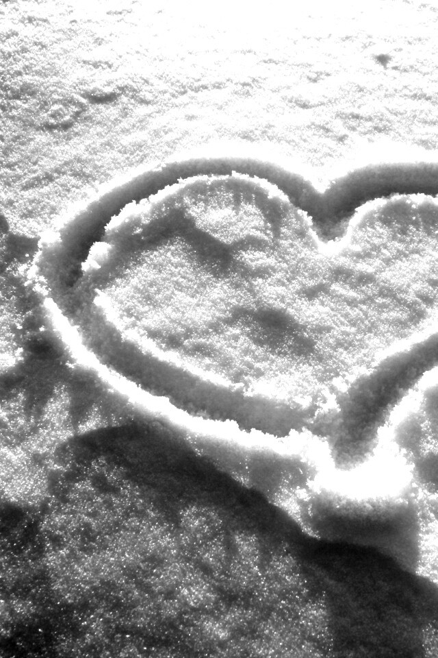 Сердечко на снегу обои