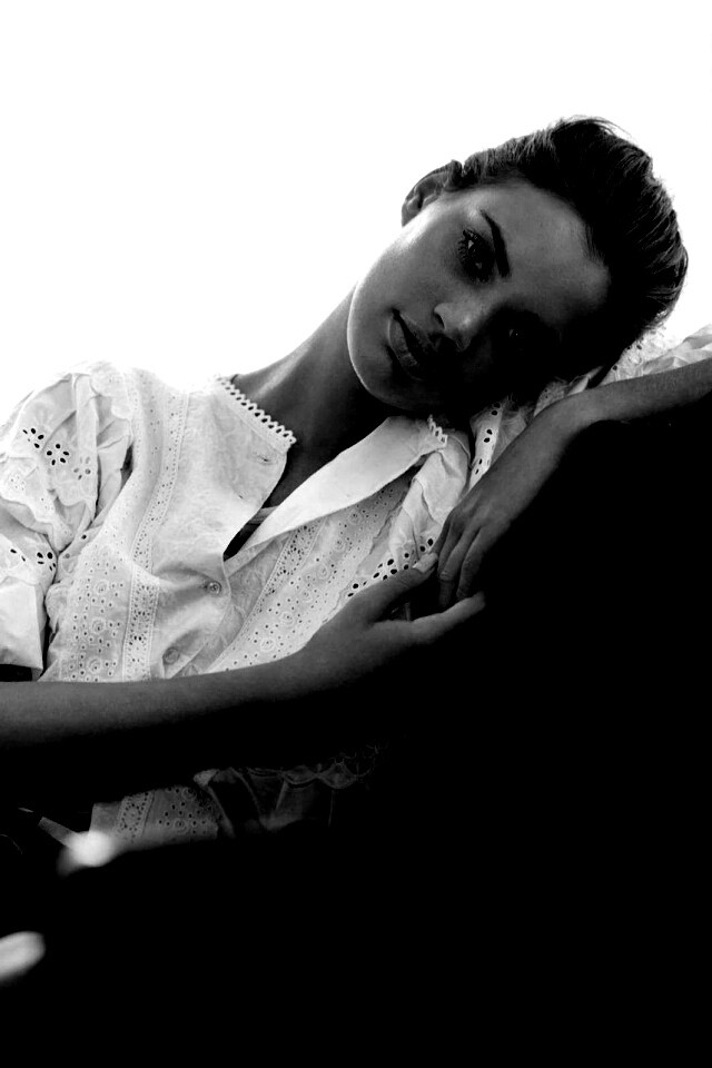 Девушка на диване обои