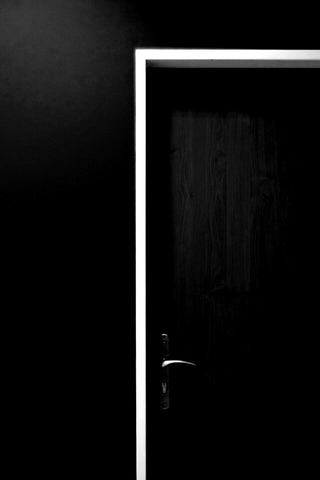 Дверь в стене обои