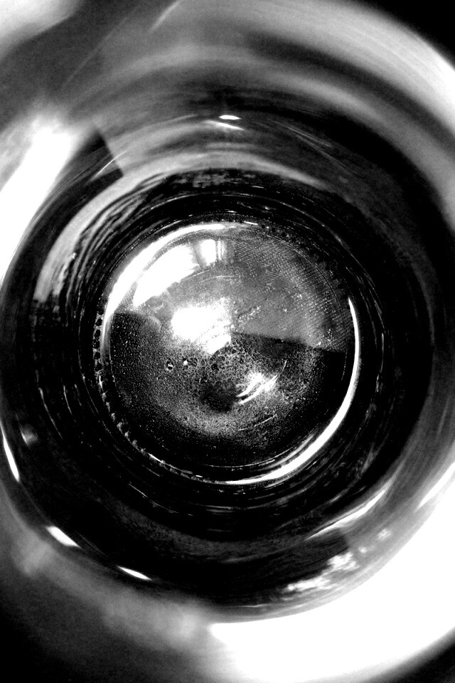 Дно стеклянной бутылки обои