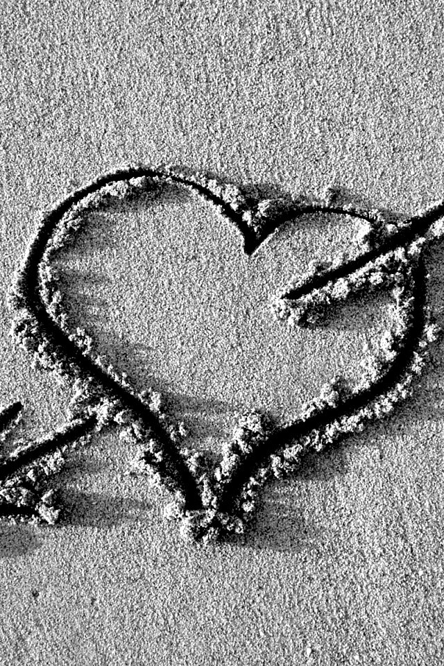 Сердце на песке обои