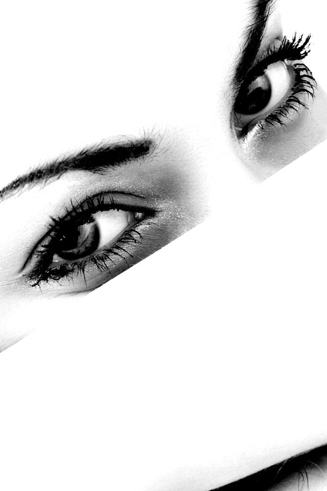 Девушка прикрыла лицо рукой обои