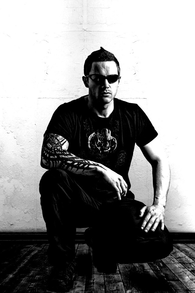 Парень с татуировкой обои