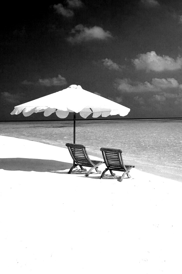 Песчаный пляж с двумя жезлонгами обои