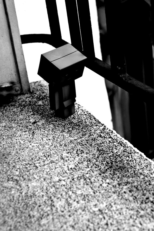 Грустный картонный человечек обои