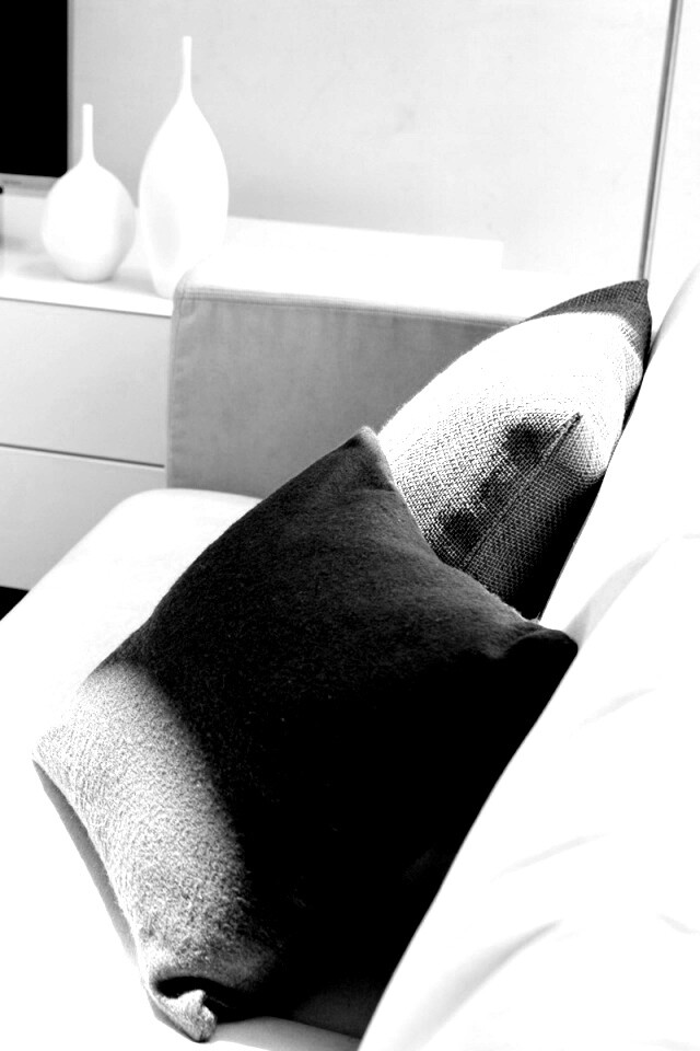 Подушки на диване обои