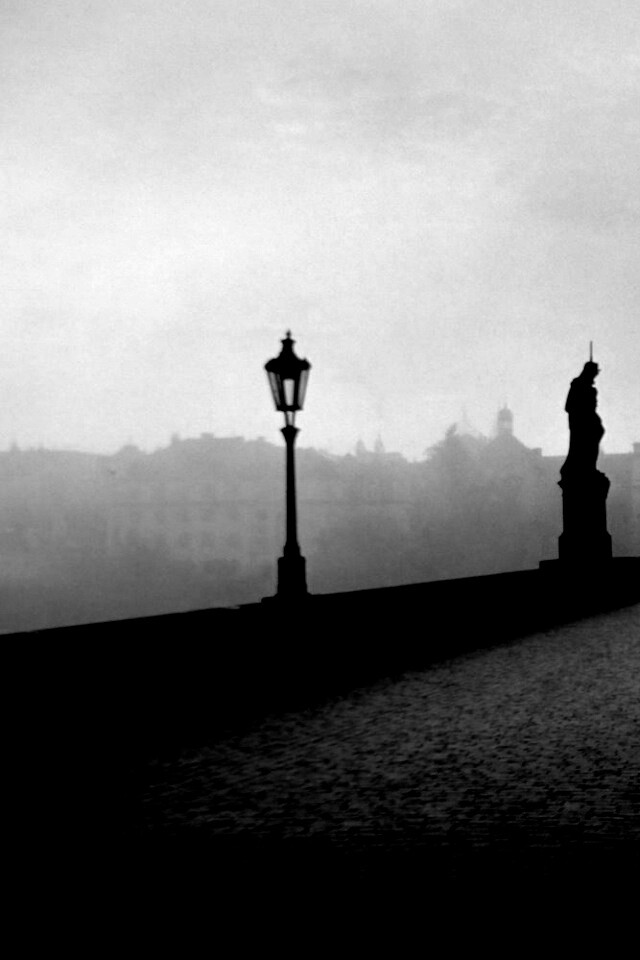 Мост с скульптурами обои