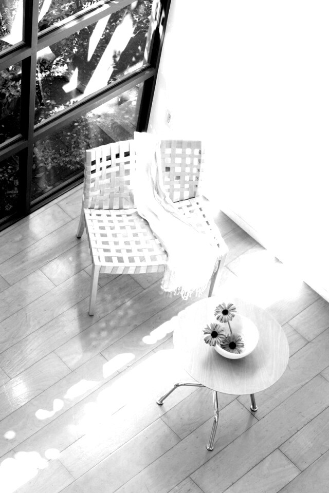 Стул, столик и цветы в комнате обои