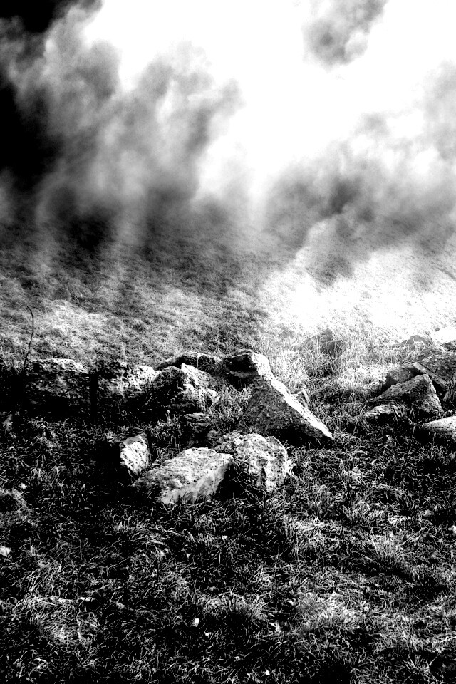 Камни под туманом обои