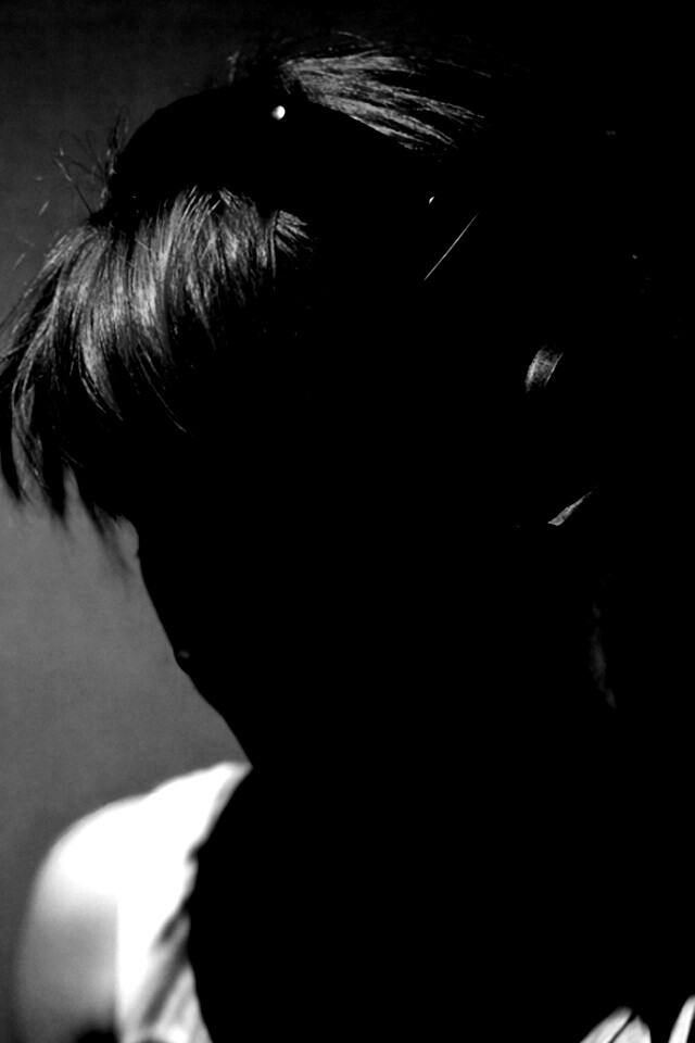 Рыжая в наушниках обои