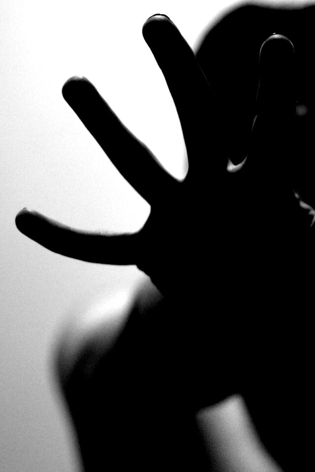 Руки тянутся к тебе обои