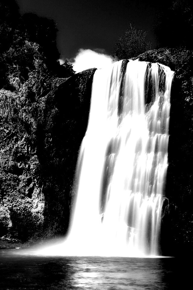 Скалистый водопад обои