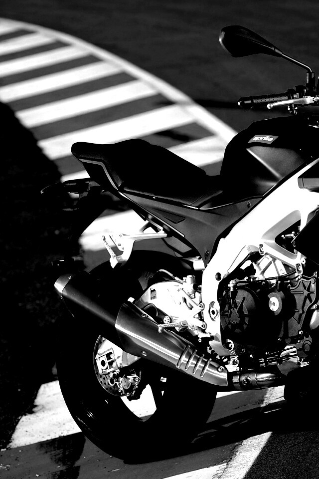 Спортивный мотоцикл Априлия на треке  обои