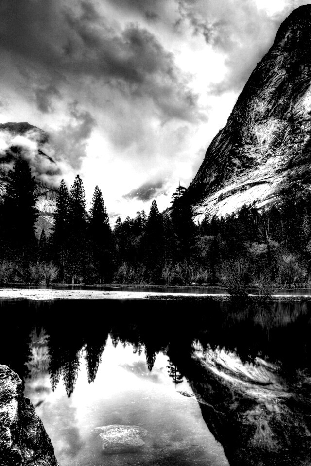 Красивый вид на маленькое горное озеро обои