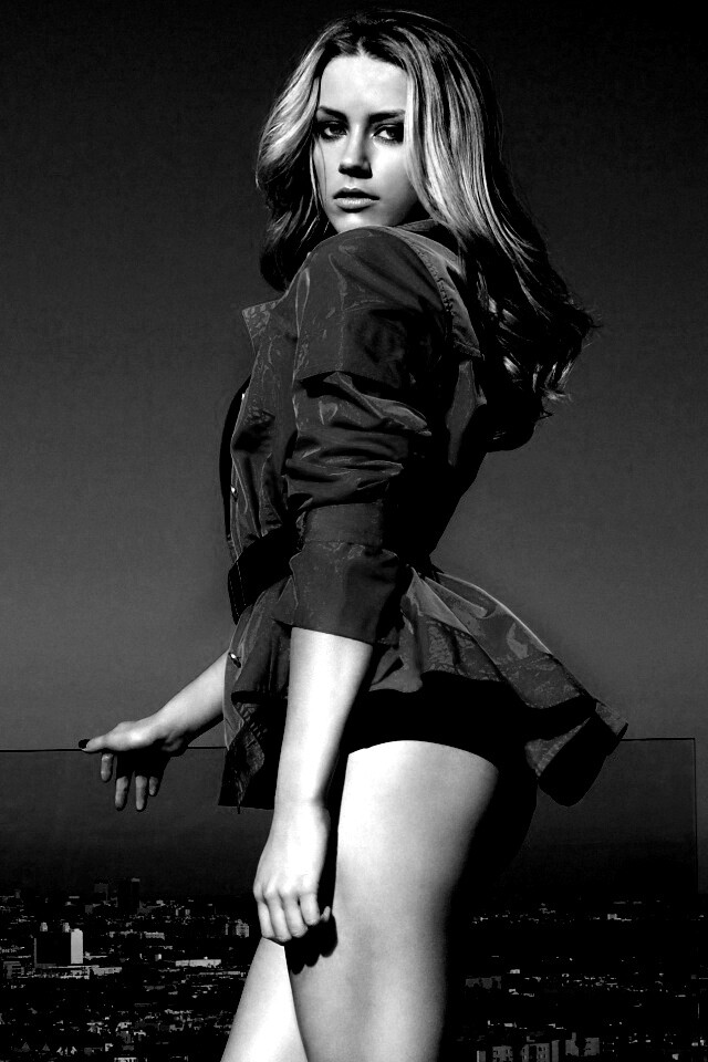 Амбер Хёрд и вид на город обои