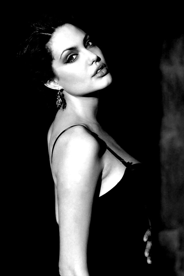 Анджелина Джоли в черном платье обои