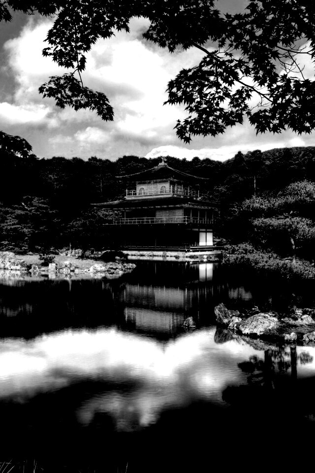 Японский домик на берегу озера обои