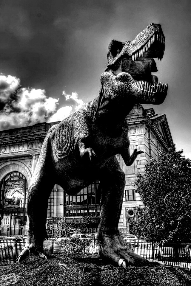 Скульптура динозавра рядом с музеем рептилий обои