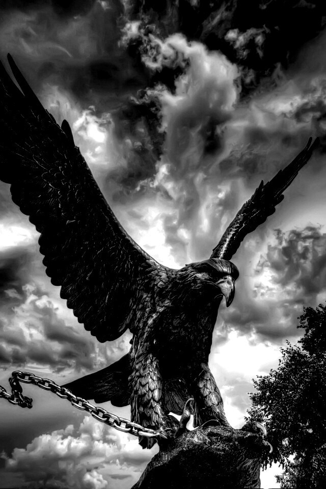 Скульптура орла с цепью в когтях обои