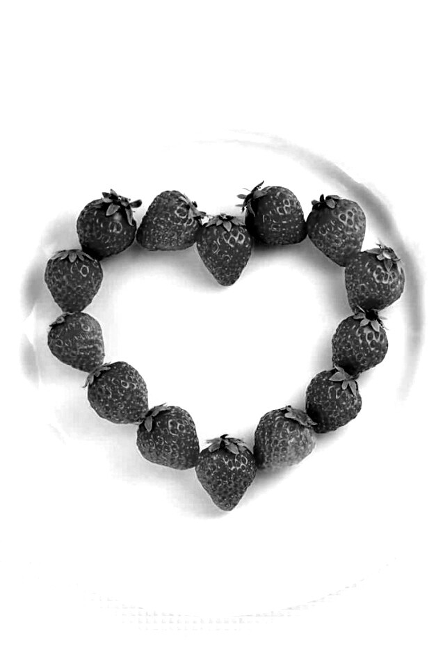 Тарелка с сердечком из клубники обои