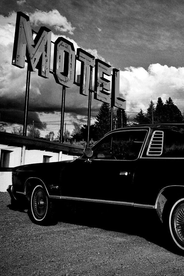 Олдскульный Dodge около мотеля обои