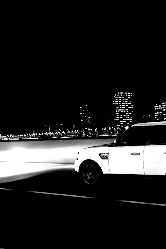 Рендж ровер на трассе обои