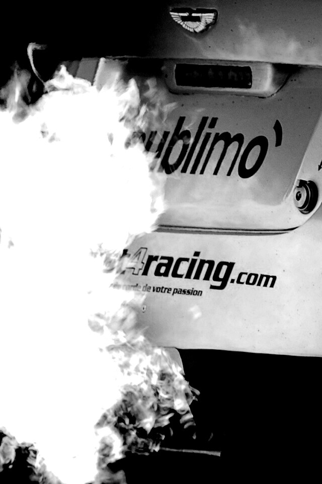 Огонь из выхлопной трубы гоночного Aston Martin обои