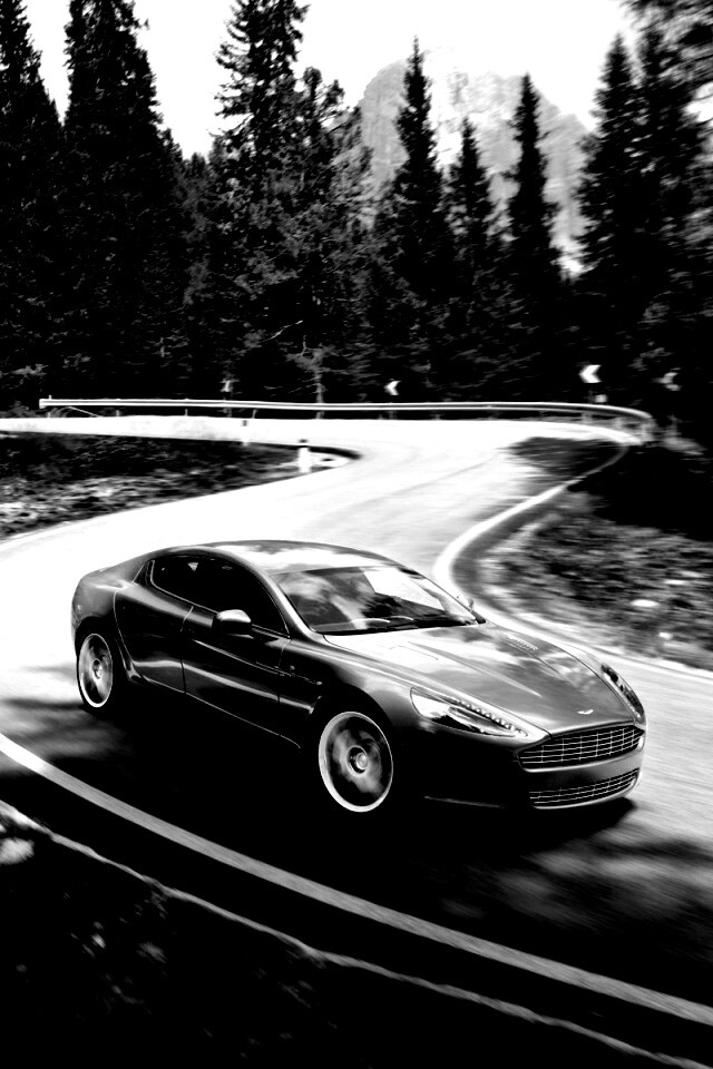 Астон мартин на лесной дороге обои