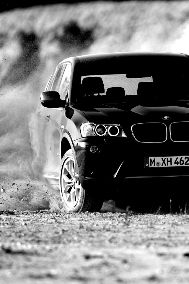 Кроссовер BMW в заносе обои