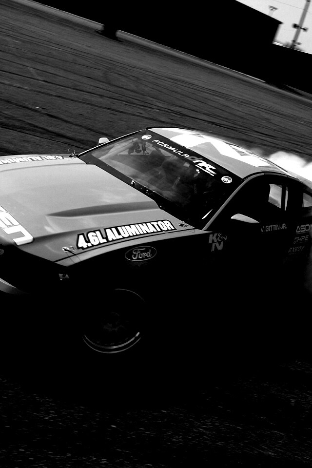 Мустанг дрифтует обои