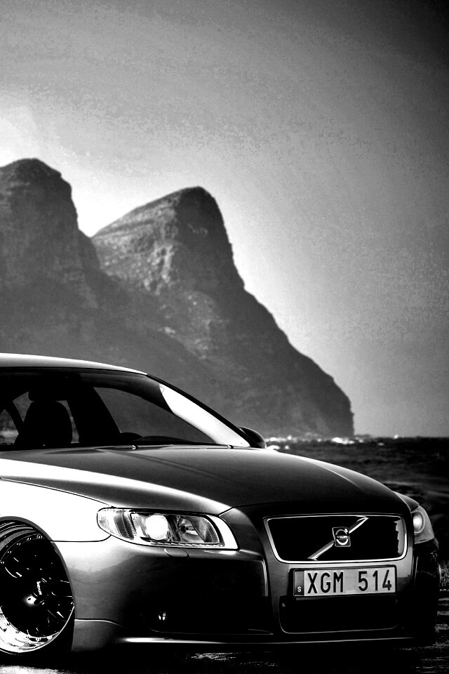 Вольво на берегу обои