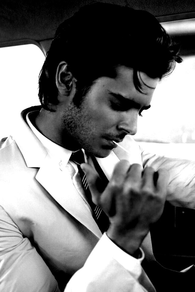 Мужчина прикуривает в машине обои