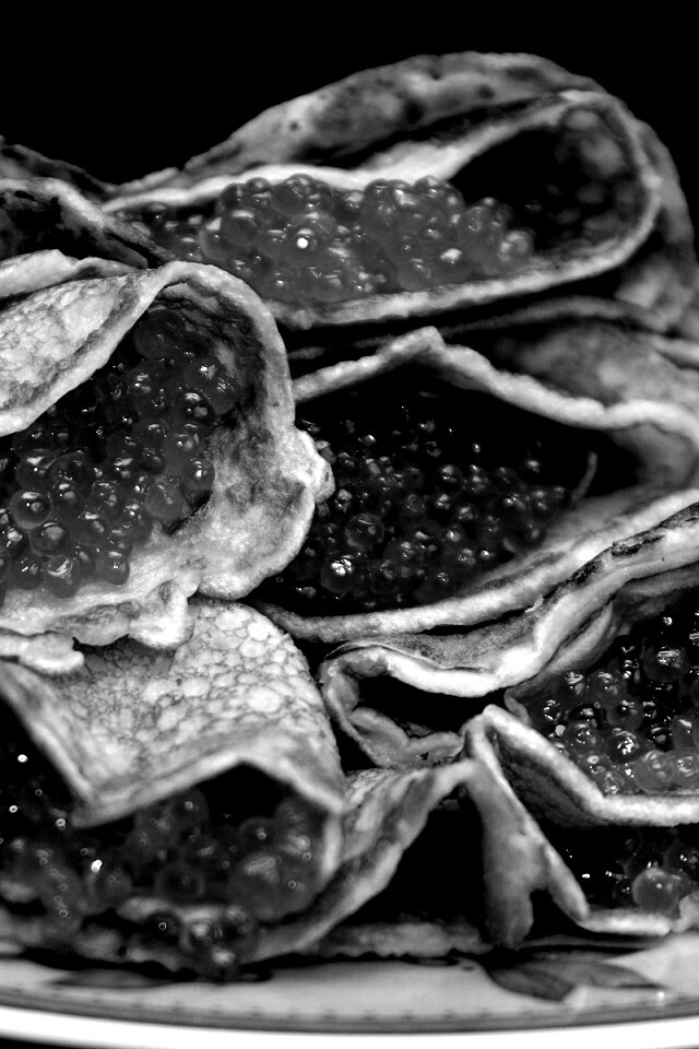 Блины с красной икрой обои