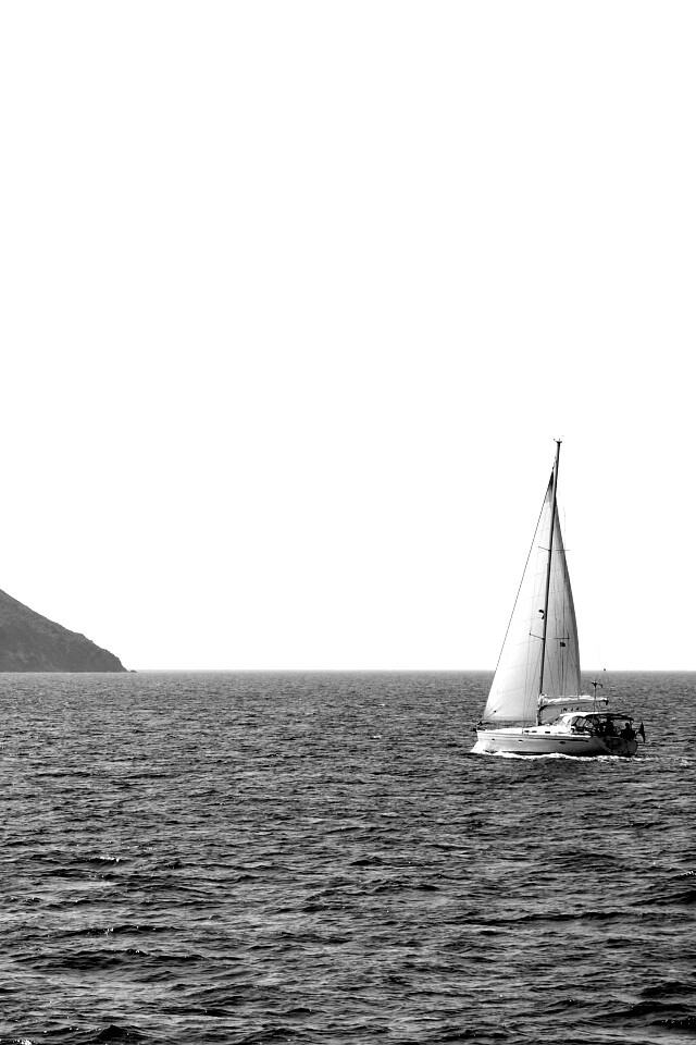 Яхта в море обои