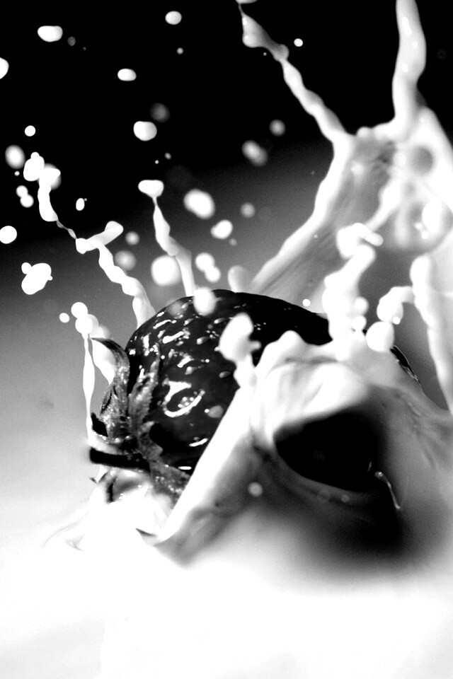 Сочная клубника с молоком обои