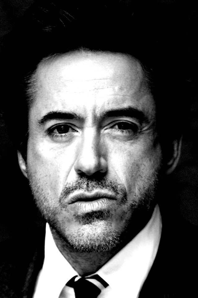 Роберт Дауни младший что-то подозревает обои