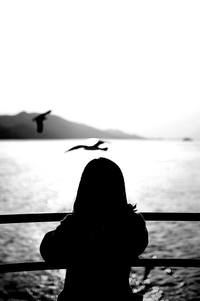 Девочка глядит на озеро обои