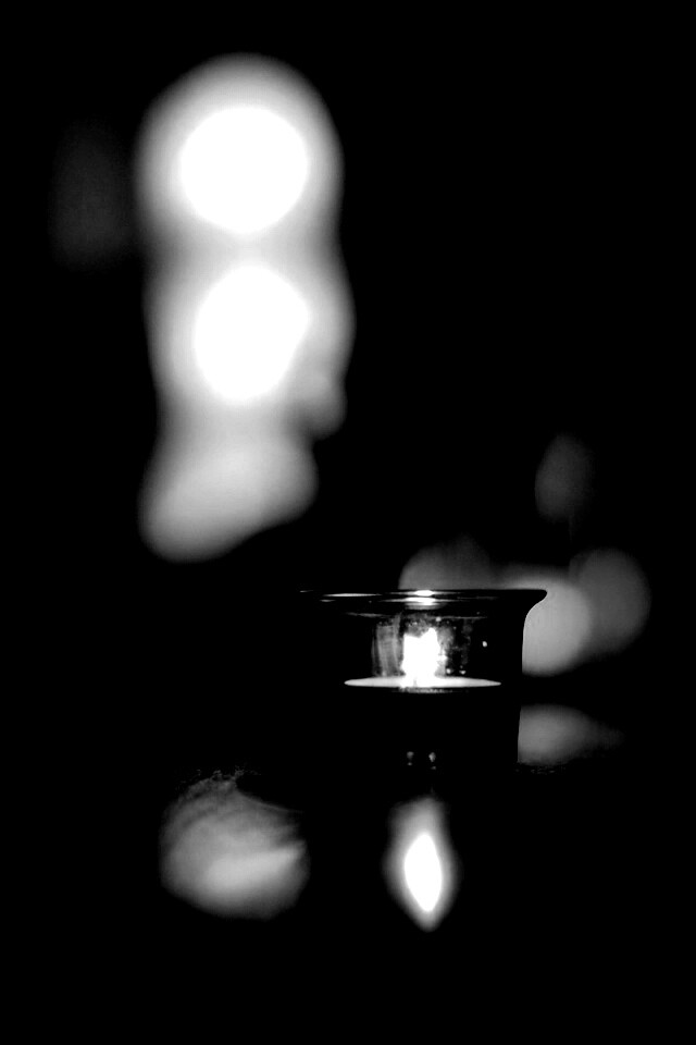 Свеча во тьме обои