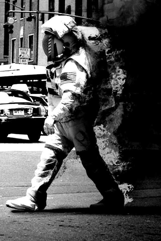 Астронавт в огне обои