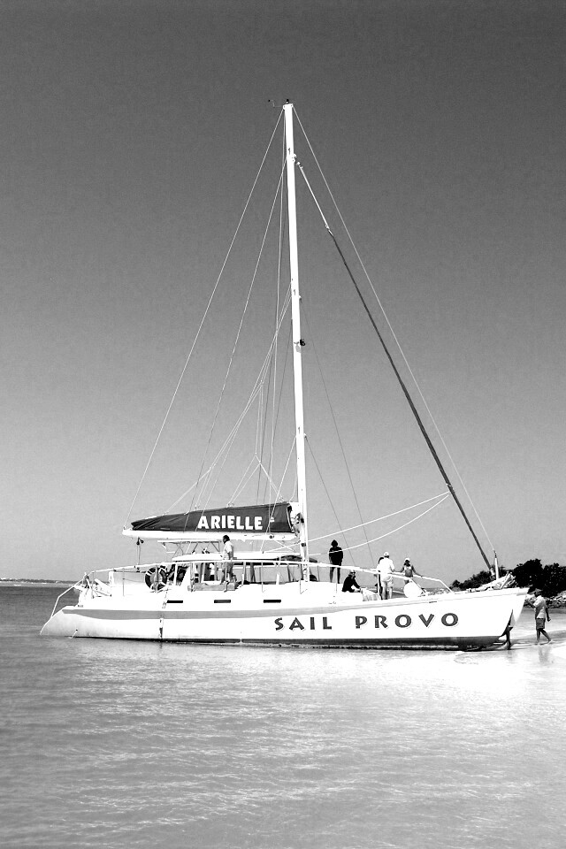 Яхта в голубой лагуне обои