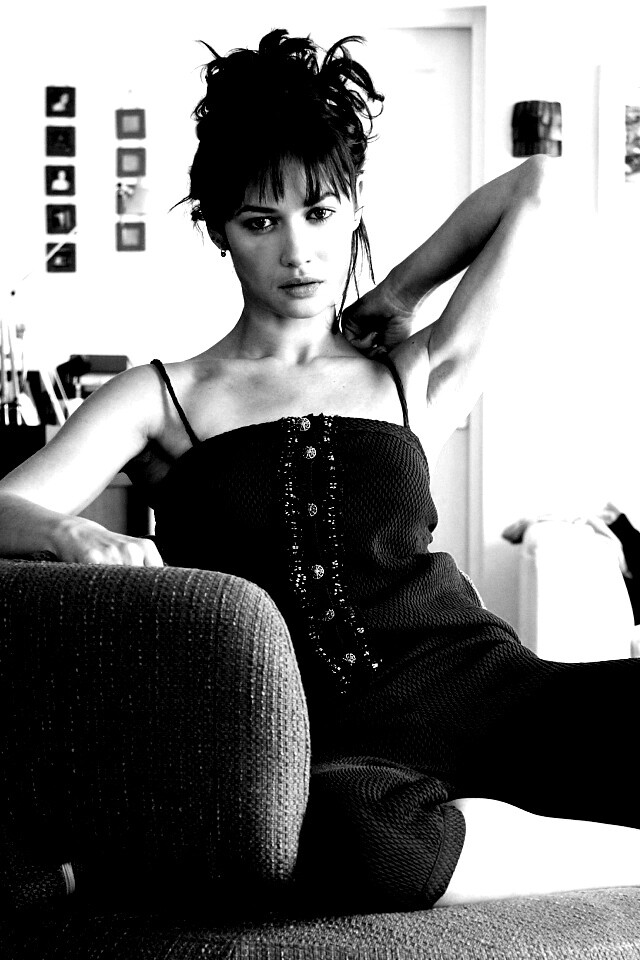 Ольга Куриленко на кресле обои